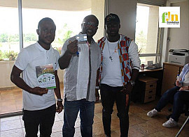 Mr Foster Ofosu et deux (2) jeunes entrepreneurs avec leur projet lors du partage d'expÃ©rience au siÃ¨ge de la Fondation Jeunesse NumÃ©rique.